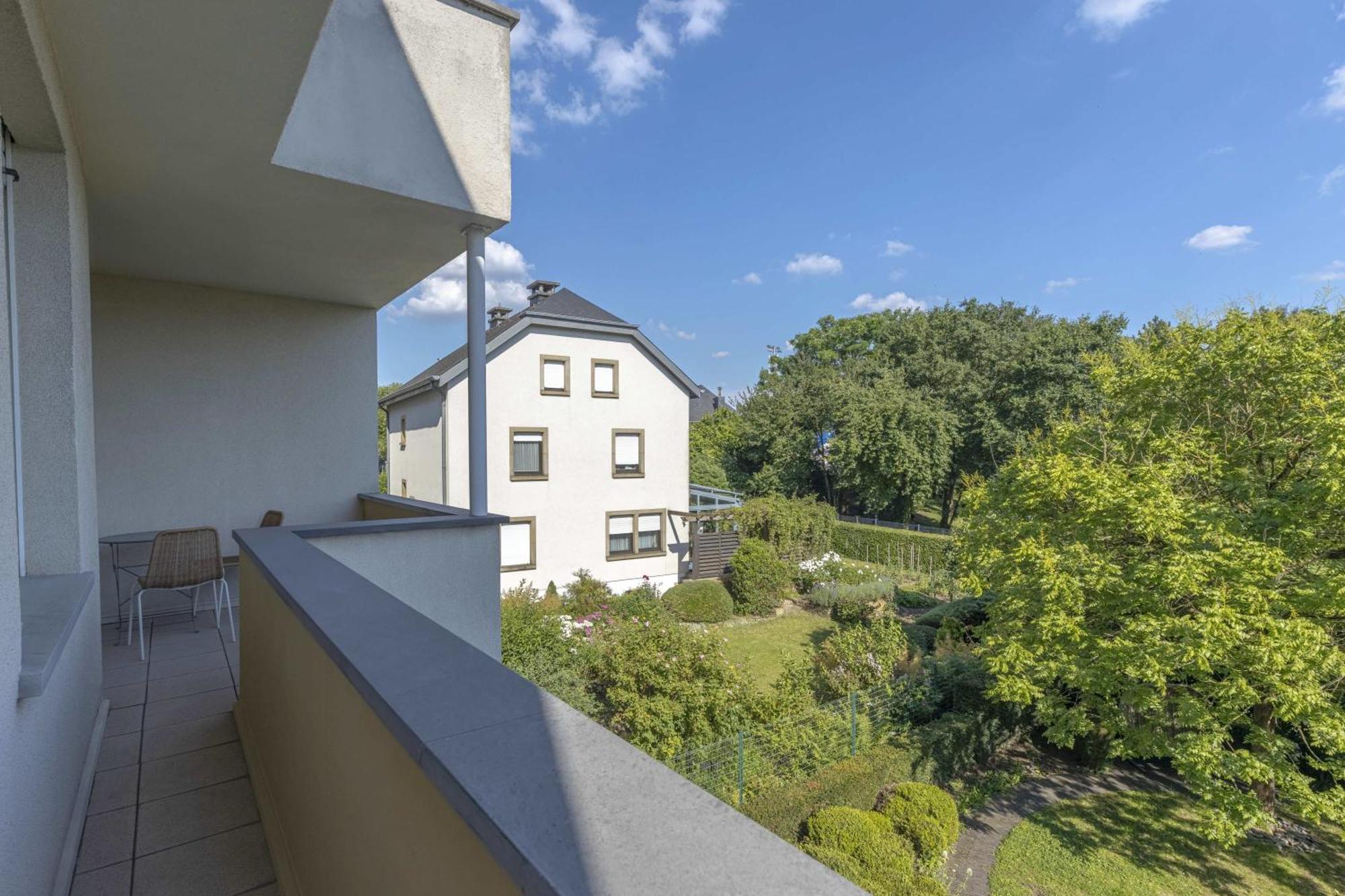 Spacious 2br Apt In Central W Balcony Apartment