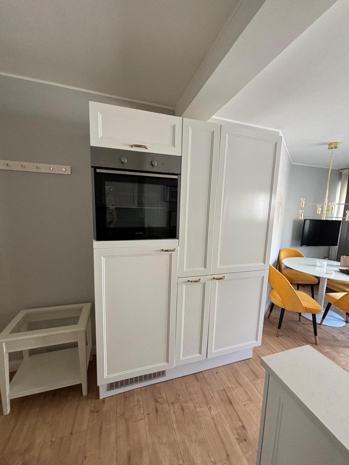 Beautiful Two Bedroom In Center *
