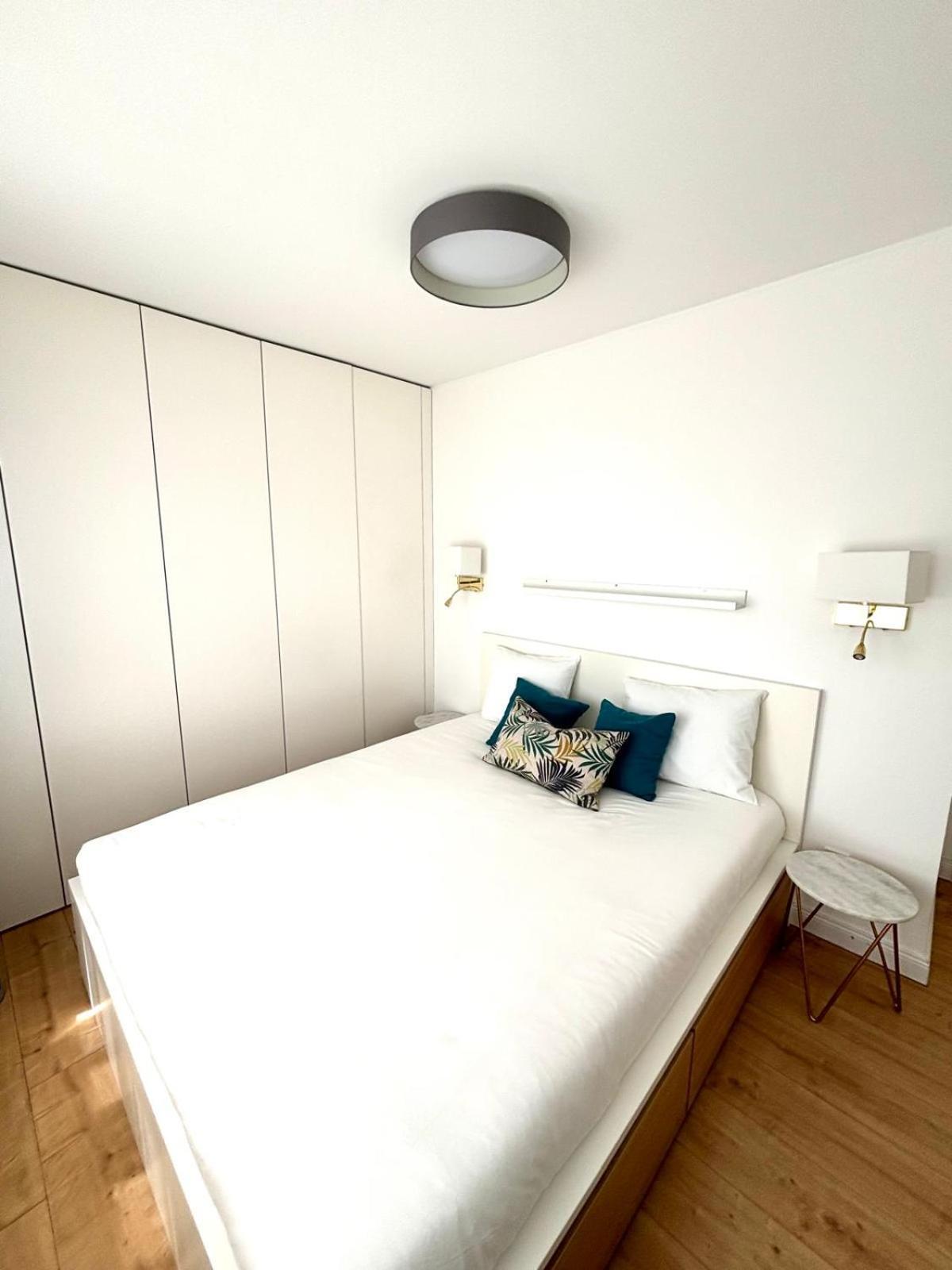 Beautiful Two Bedroom In Center Apartment *