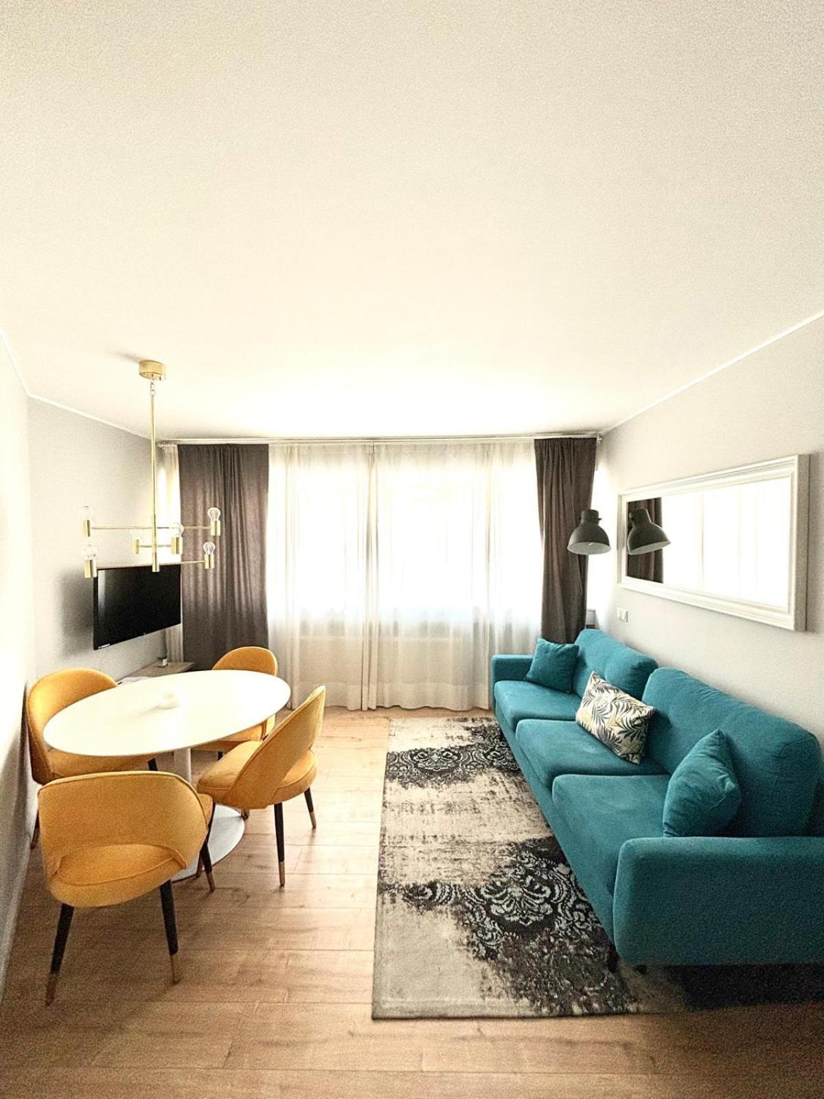 Beautiful Two Bedroom In Center Apartment *