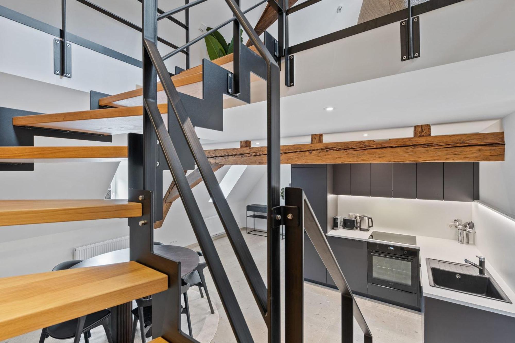 Elegant Clausen With King Bed & Wifi Apartment *
