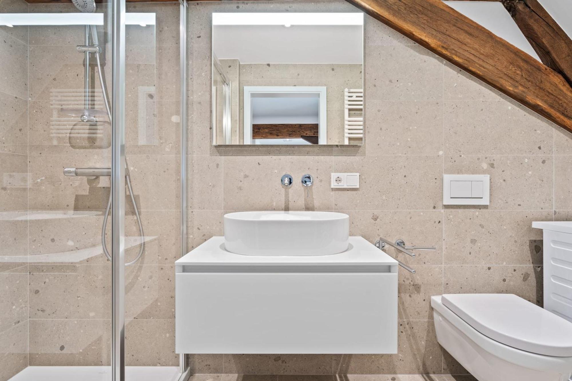 Elegant Clausen With King Bed & Wifi Apartment *
