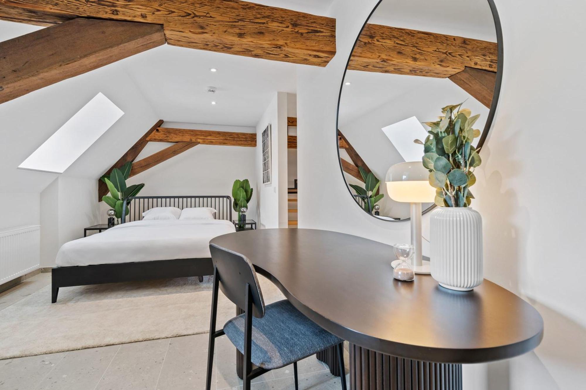 Elegant Clausen With King Bed & Wifi Apartment