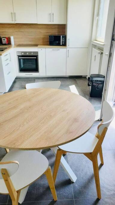 Large One Bedroom In Center With Terrace & Parking Appartement *