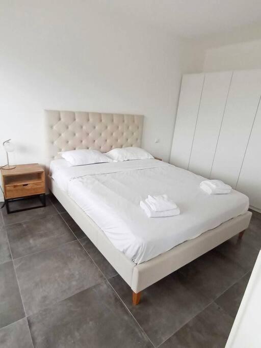 Large One Bedroom In Center With Terrace & Parking *