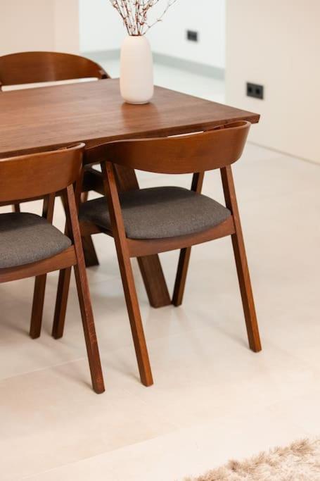 Henry's Appt With A Private 414 - Shared Kitchen *