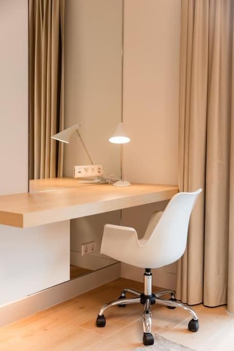 Henry's Appt With A Private 412 - Shared Kitchen *