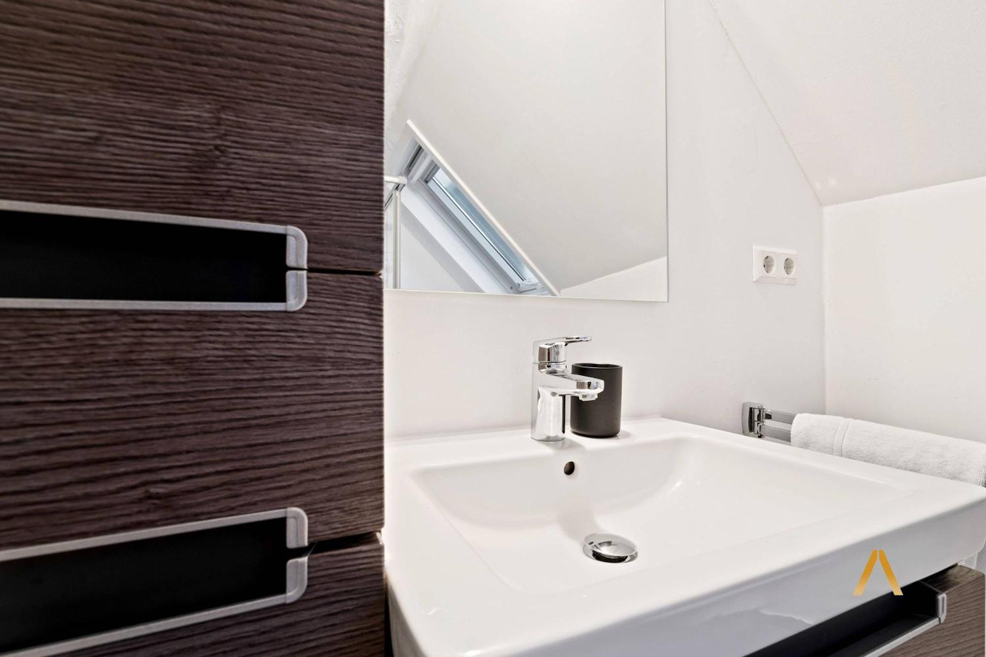 Apartamento Charming 1br Loft In Ville-haute,