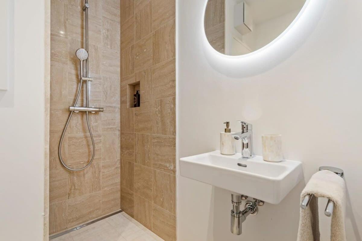 Apartment Modern With King Bed, Walk To Attractions