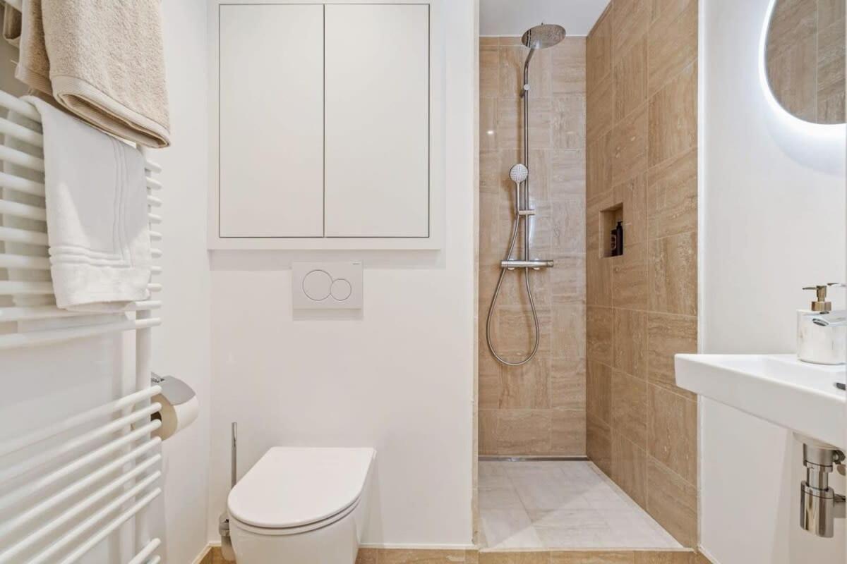 Modern With King Bed, Walk To Attractions *