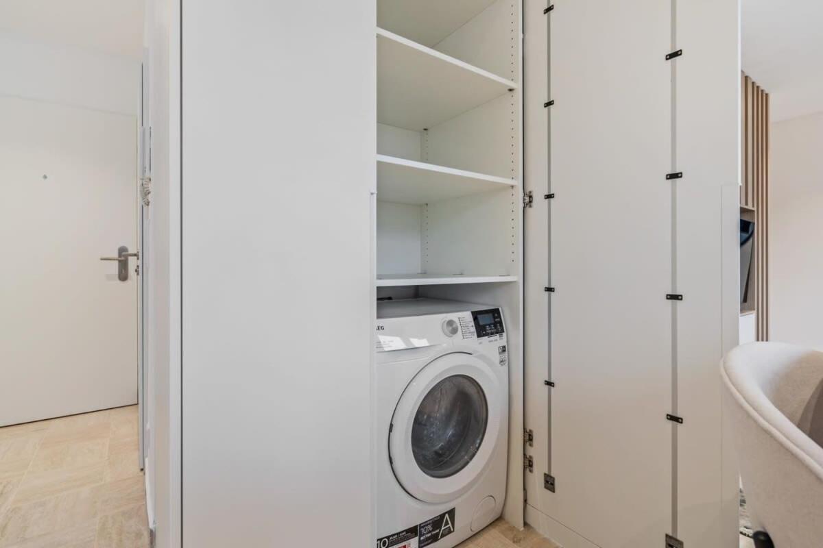 Modern With King Bed, Walk To Attractions