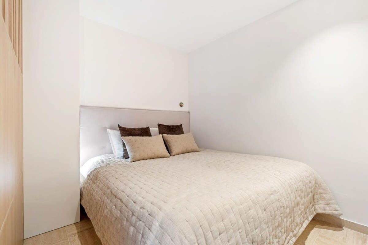 Apartment Modern With King Bed, Walk To Attractions *