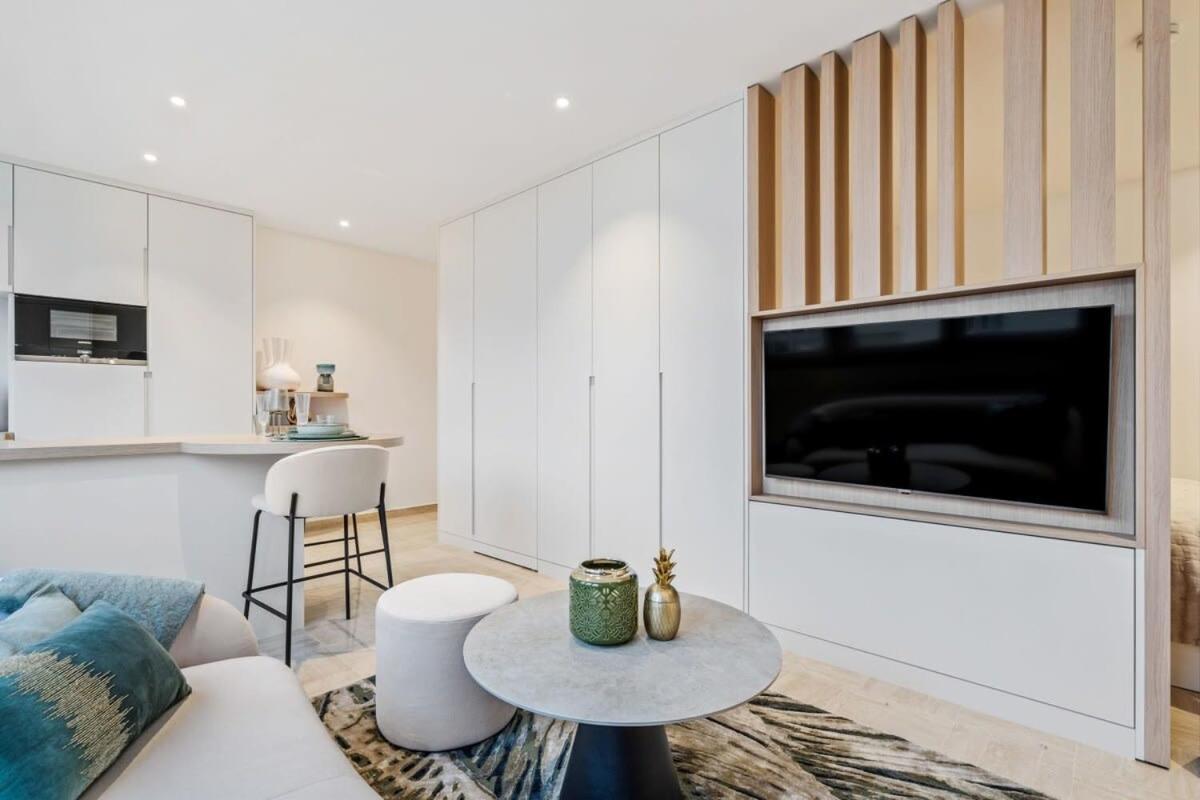 Modern With King Bed, Walk To Attractions Apartment