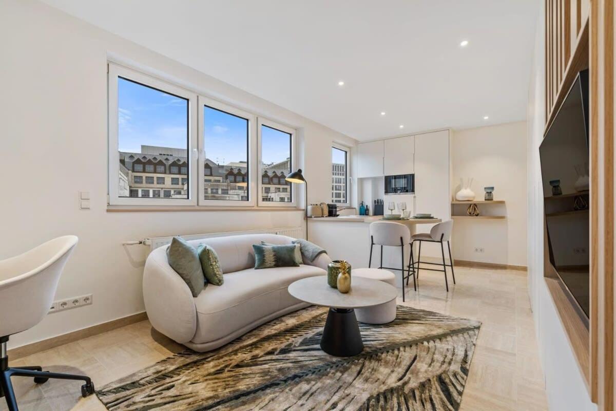 Modern With King Bed, Walk To Attractions Apartment