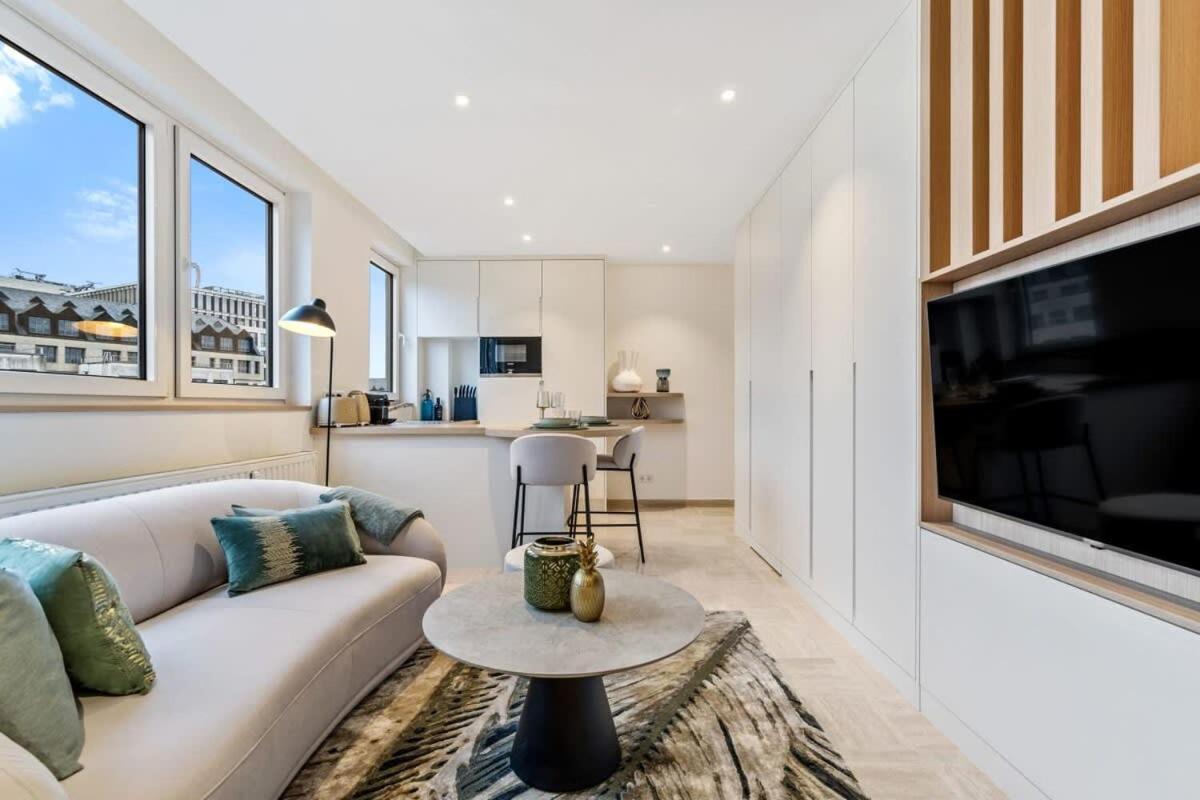 Modern With King Bed, Walk To Attractions Apartment *