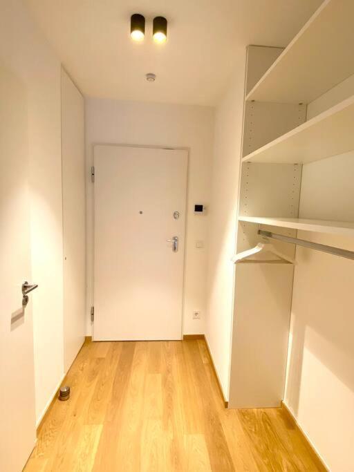 Charming Flat With Terrace & Parking *
