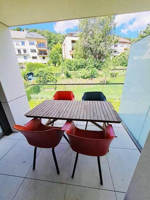 Garden View Luxury Flat With Terrace & Parking- Appartement