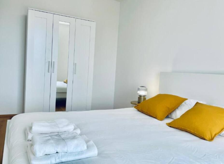 Elegant 2 Bedrooms In Center With Parking &terrace- 142-99 Apartment *