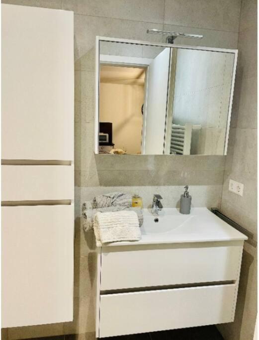 Apartment Elegant 2 Bedrooms In Center With Parking &terrace- 142-99 *