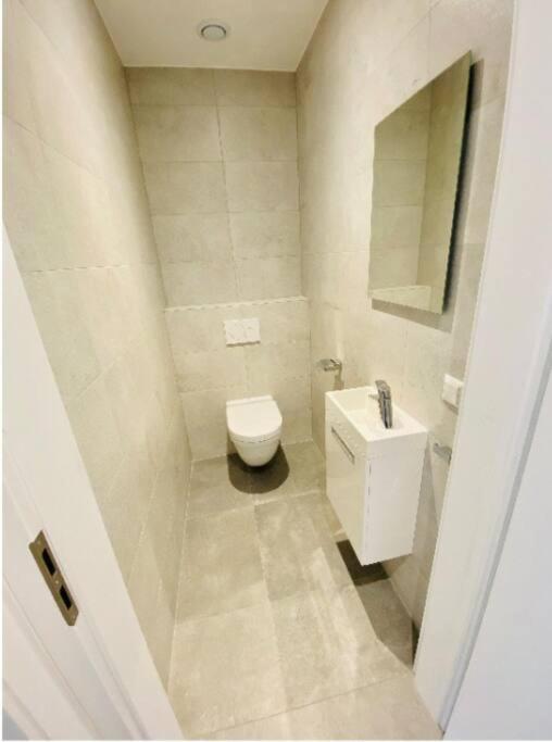 Elegant 2 Bedrooms In Center With Parking &terrace- 142-99 Apartment