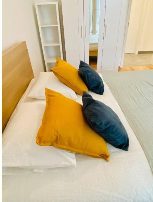 Apartment Elegant 2 Bedrooms In Center With Parking &terrace- 142-99