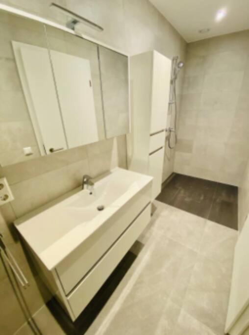 Apartment Elegant 2 Bedrooms In Center With Parking &terrace- 142-99 *