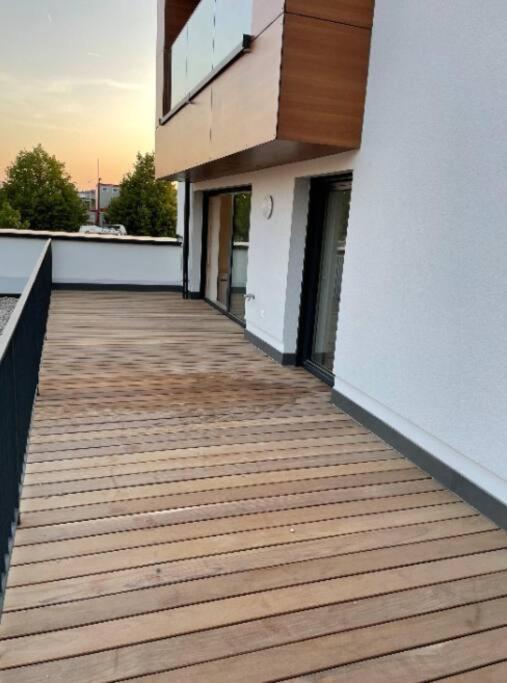 Elegant 2 Bedrooms In Center With Parking &terrace- 142-99 *