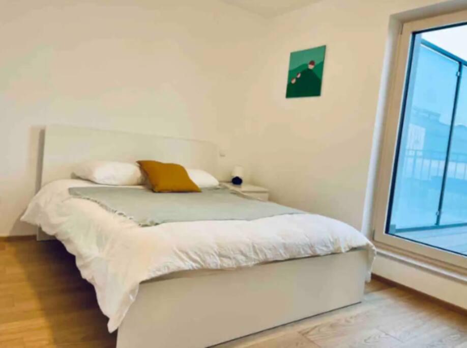 Apartment Elegant 2 Bedrooms In Center With Parking &terrace- 142-99 *