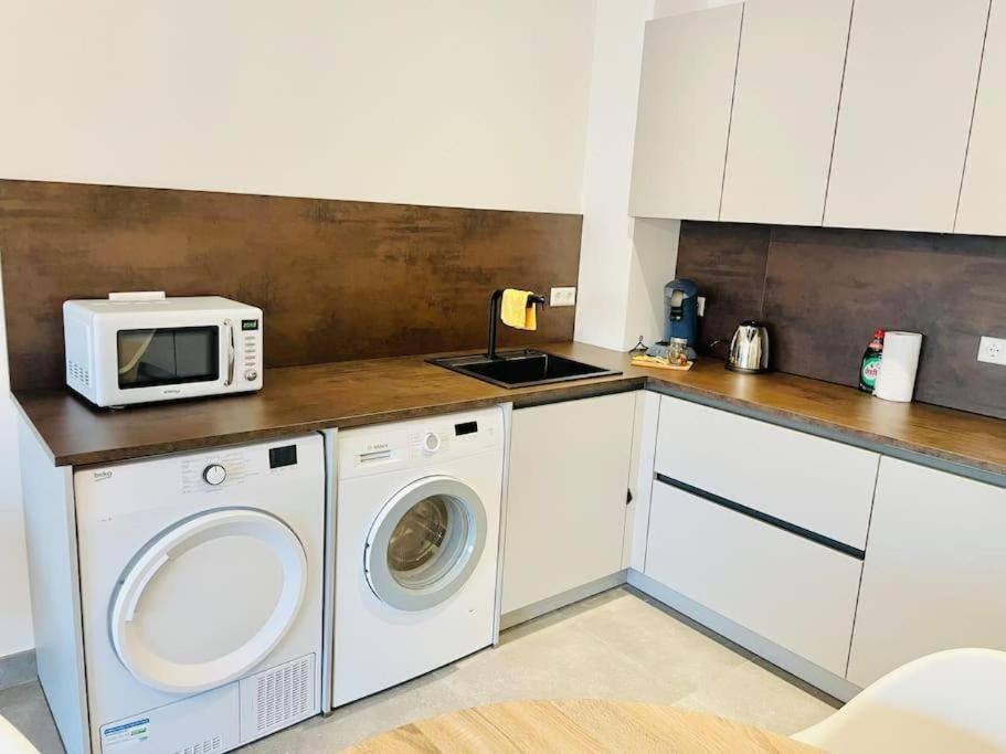 Elegant 2 Bedrooms In Center With Parking &terrace- 142-99 Apartment Luxemburg