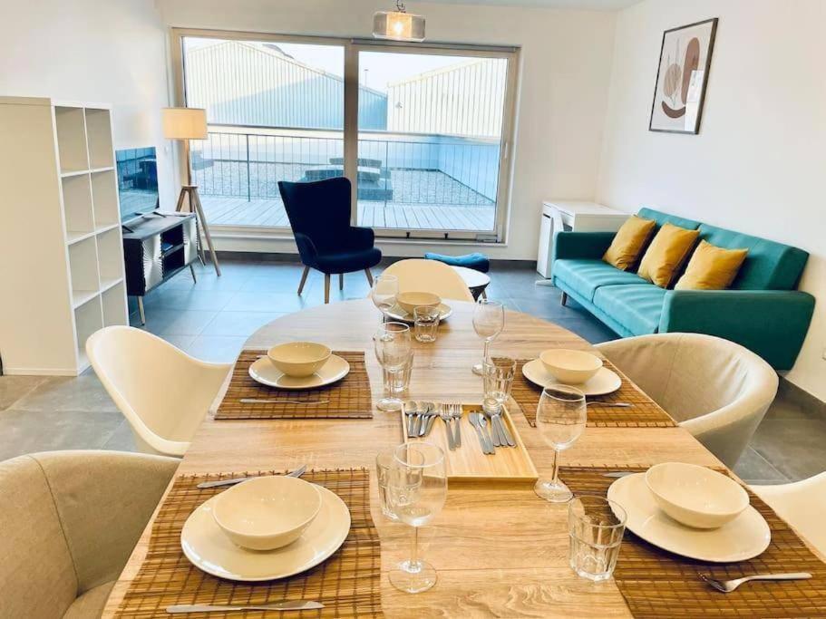 Elegant 2 Bedrooms In Center With Parking &terrace- 142-99 *