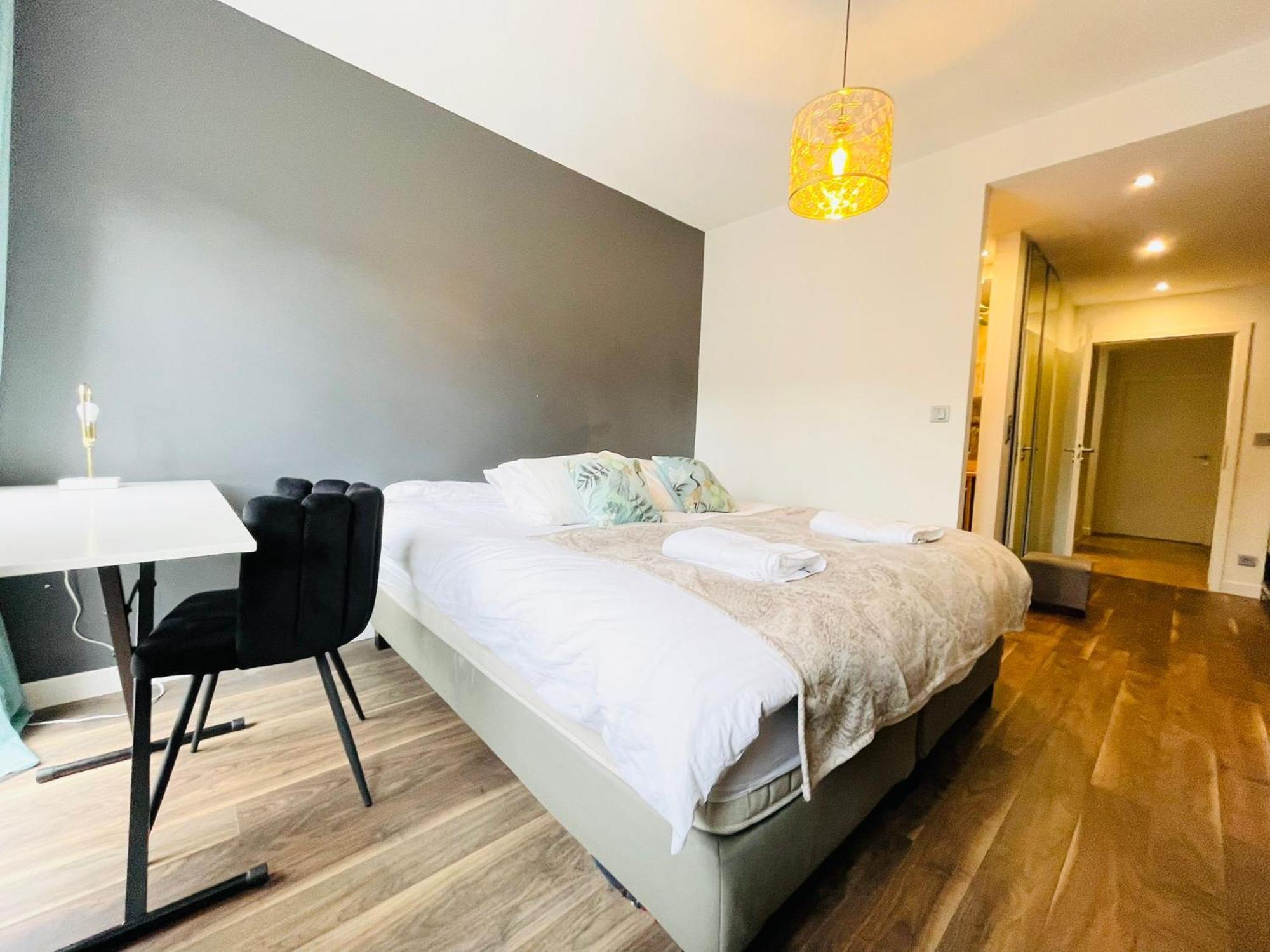 Large 2 Bedrooms Flat With Terrace And Oarking Apartment *