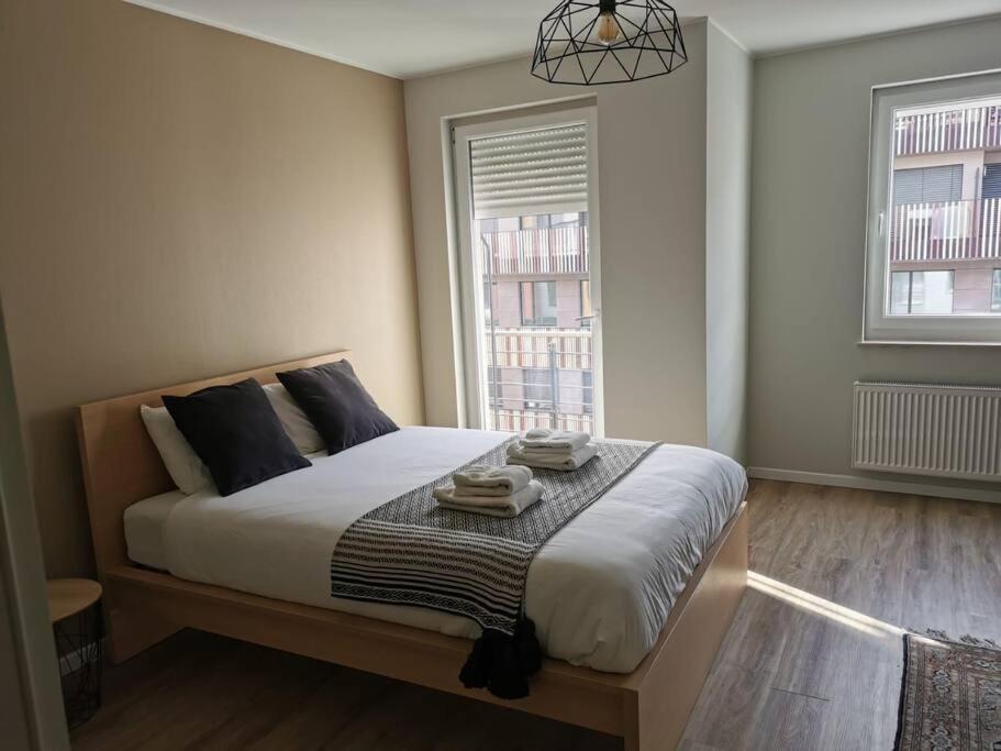 Apartment Large 2 Bedrooms Flat With Free Parking & Terrace