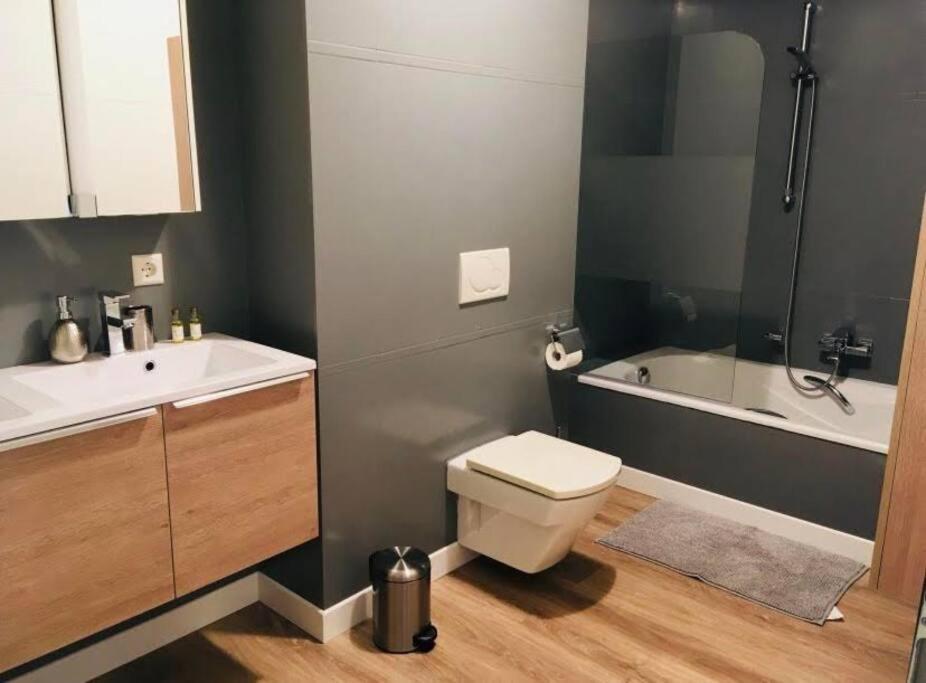 Apartamento Comfortable 2 Bedrooms Near Train Station *