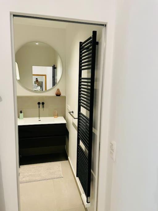 Large 1 Bedroom In Center Terrace & Parking-chiny1 *