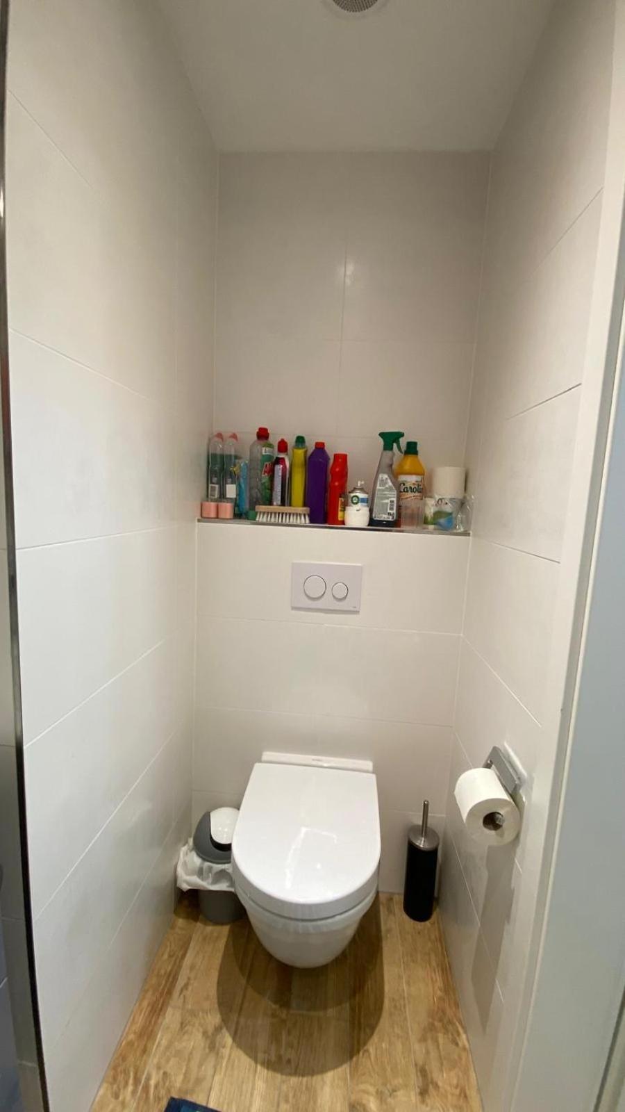 Modern With Free Parking 500m Away Apartment