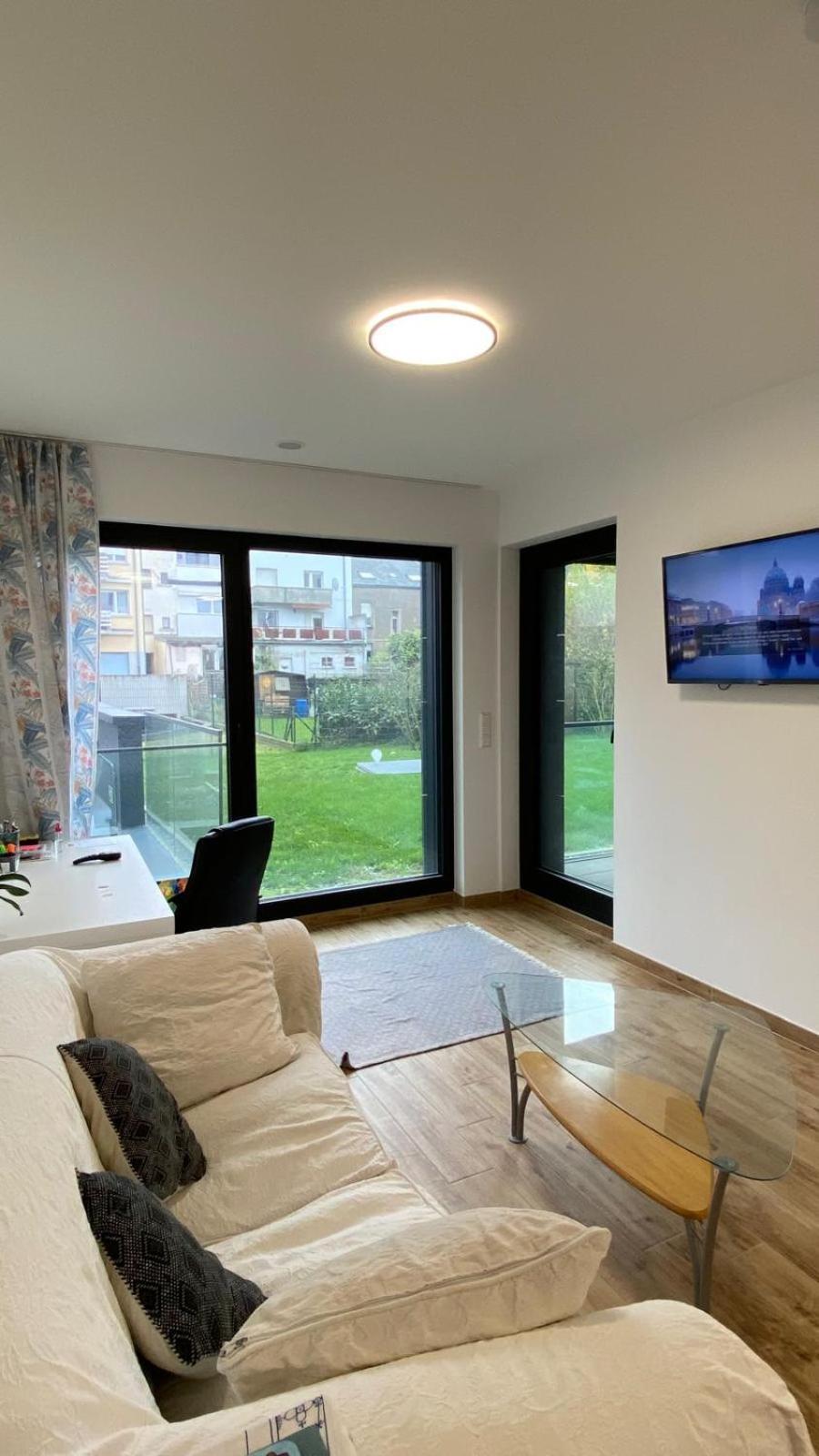 Modern With Free Parking 500m Away Apartment
