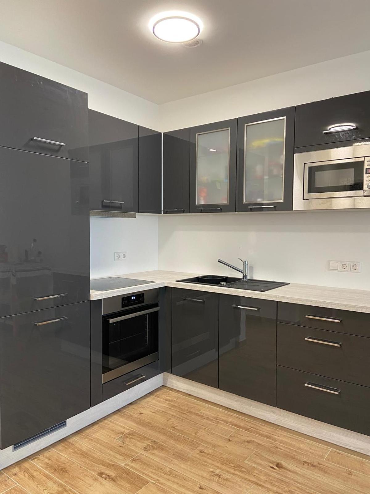 Apartment Modern With Free Parking 500m Away *