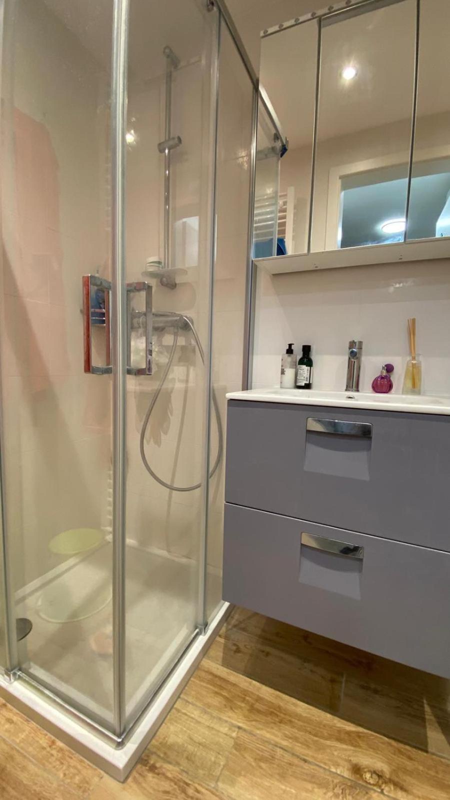 Apartment Modern With Free Parking 500m Away *