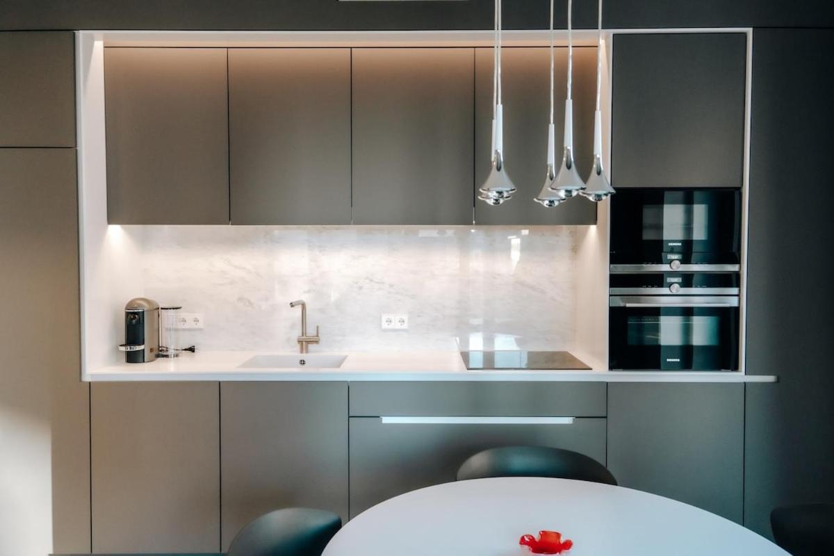 Luxe - Modern & Spacious 2br With Balcony View Appartement *