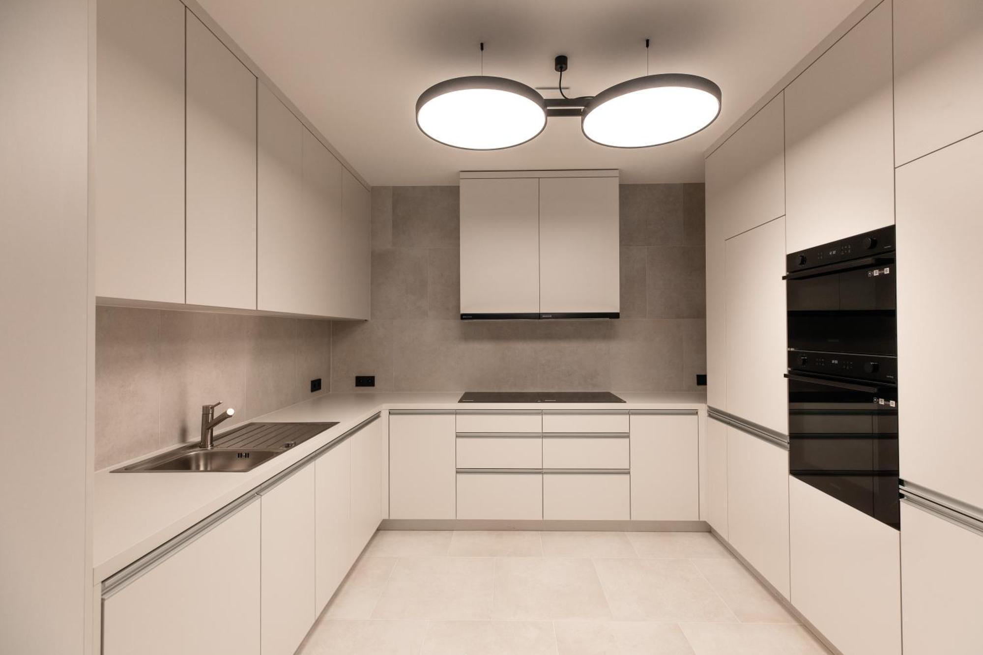 Henry's Appt With A Private 414 - Shared Kitchen *