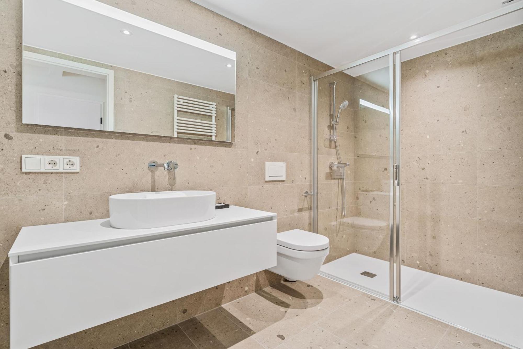 Modern In Clausen With Wifi, Kitchen & Workspace *