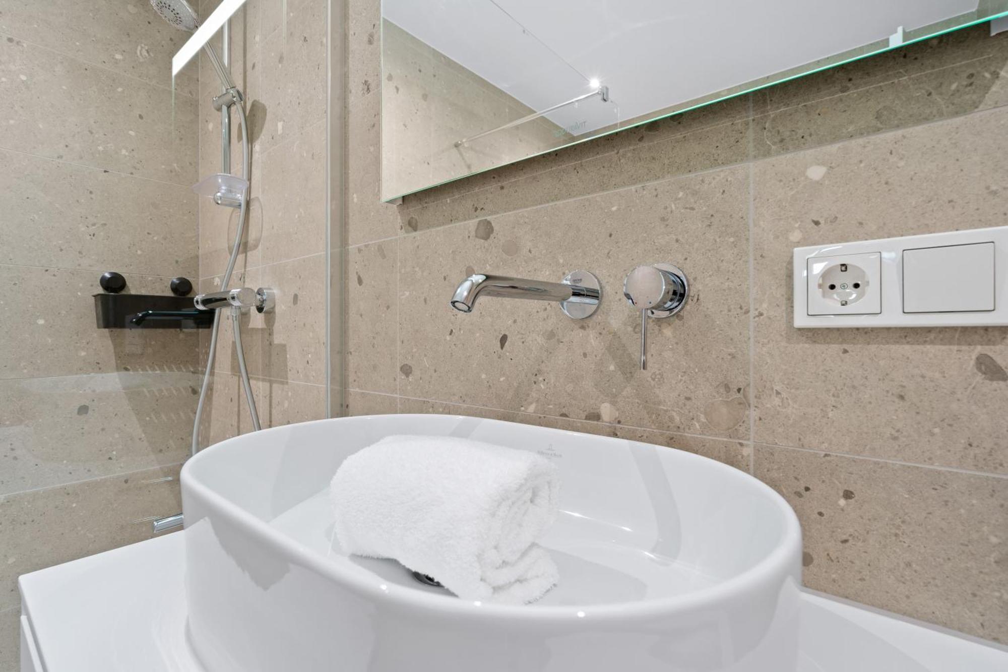 Modern In Clausen With Wifi, Kitchen & Workspace Appartement *