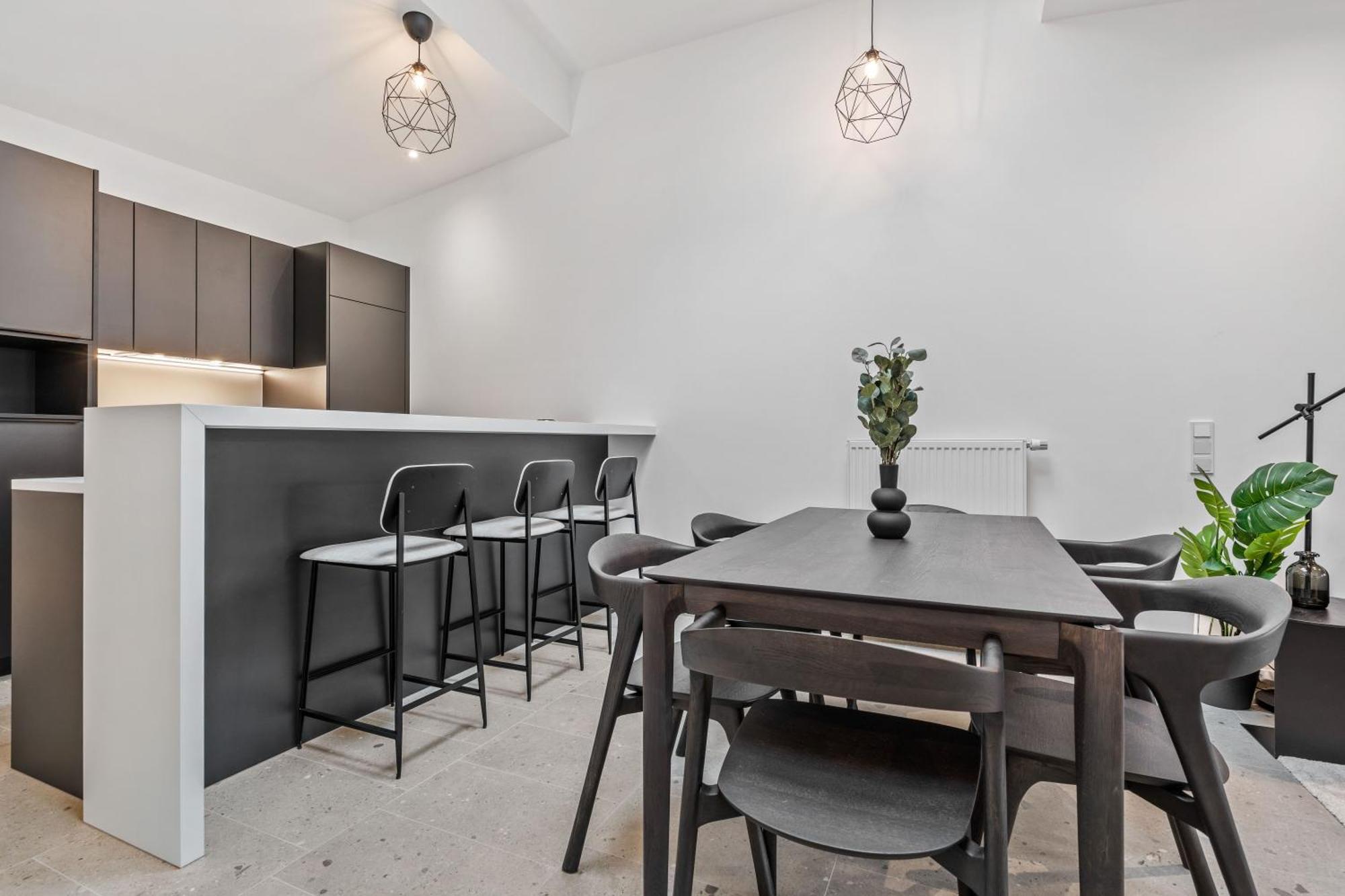 Modern In Clausen With Wifi, Kitchen & Workspace *