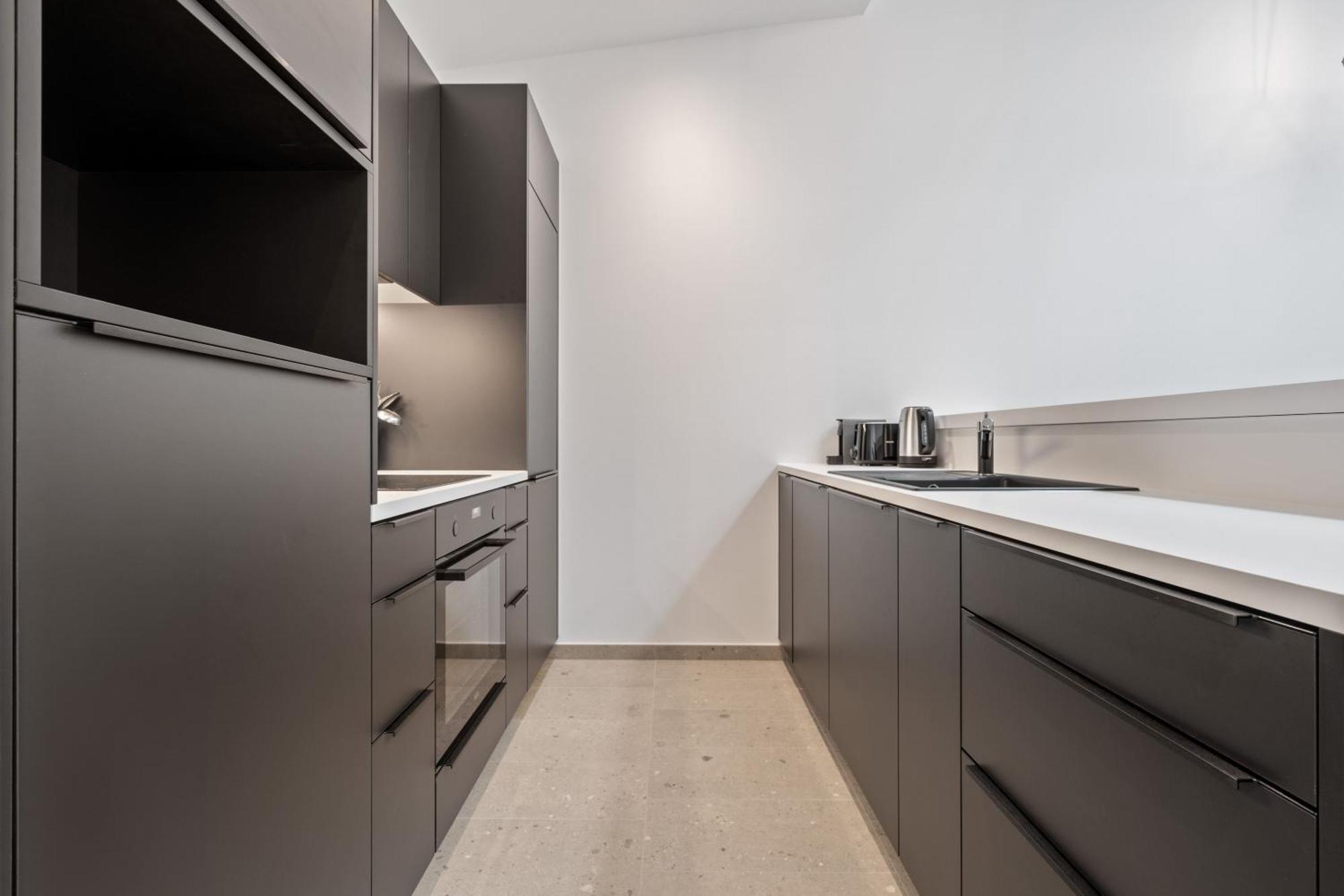 Modern In Clausen With Wifi, Kitchen & Workspace Appartement