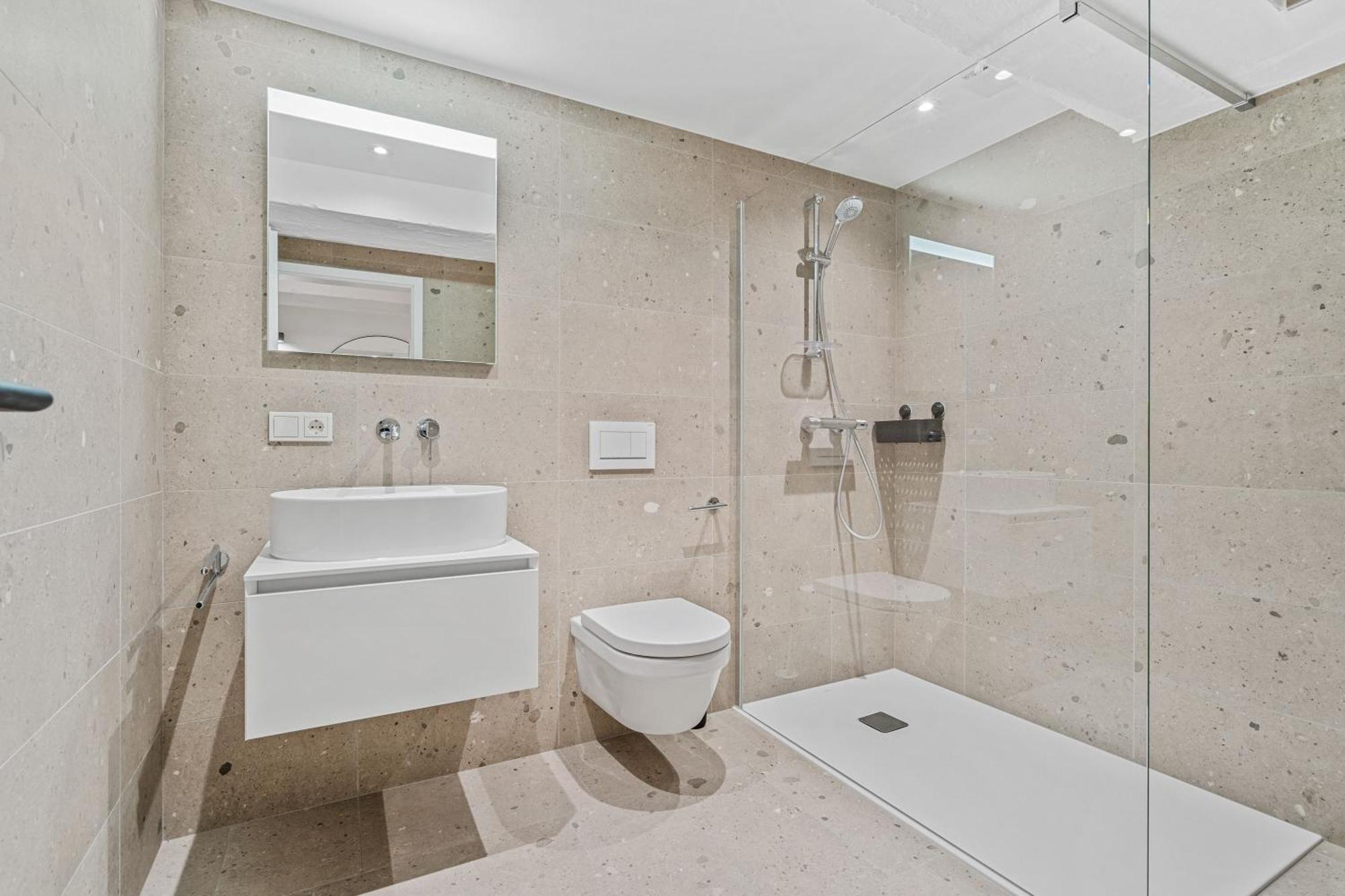 Modern In Clausen With Wifi, Kitchen & Workspace *