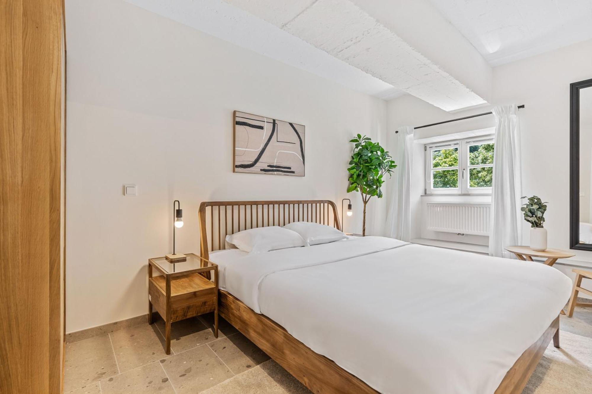 Modern In Clausen With Wifi, Kitchen & Workspace Appartement