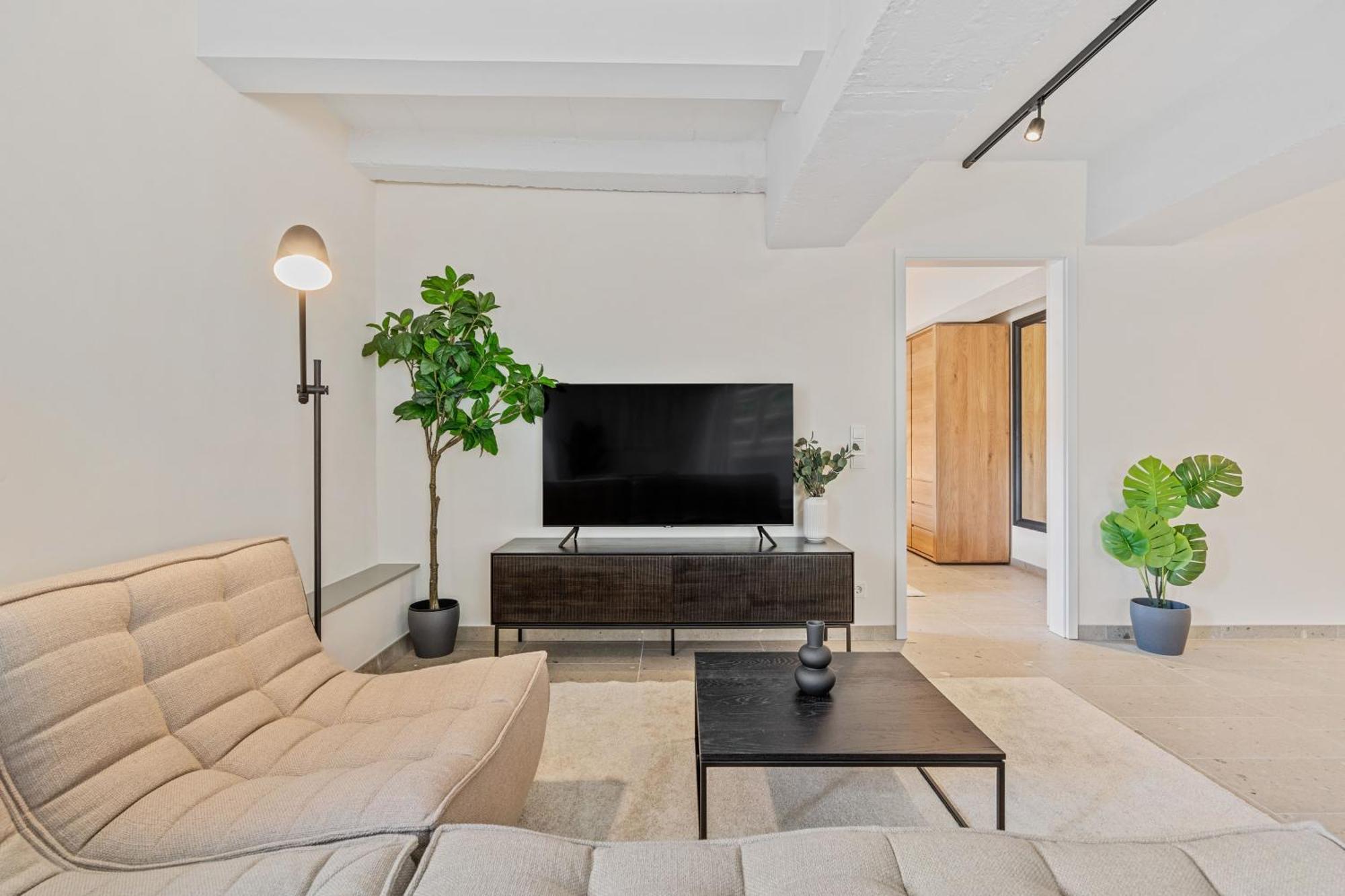 Modern In Clausen With Wifi, Kitchen & Workspace Appartement *