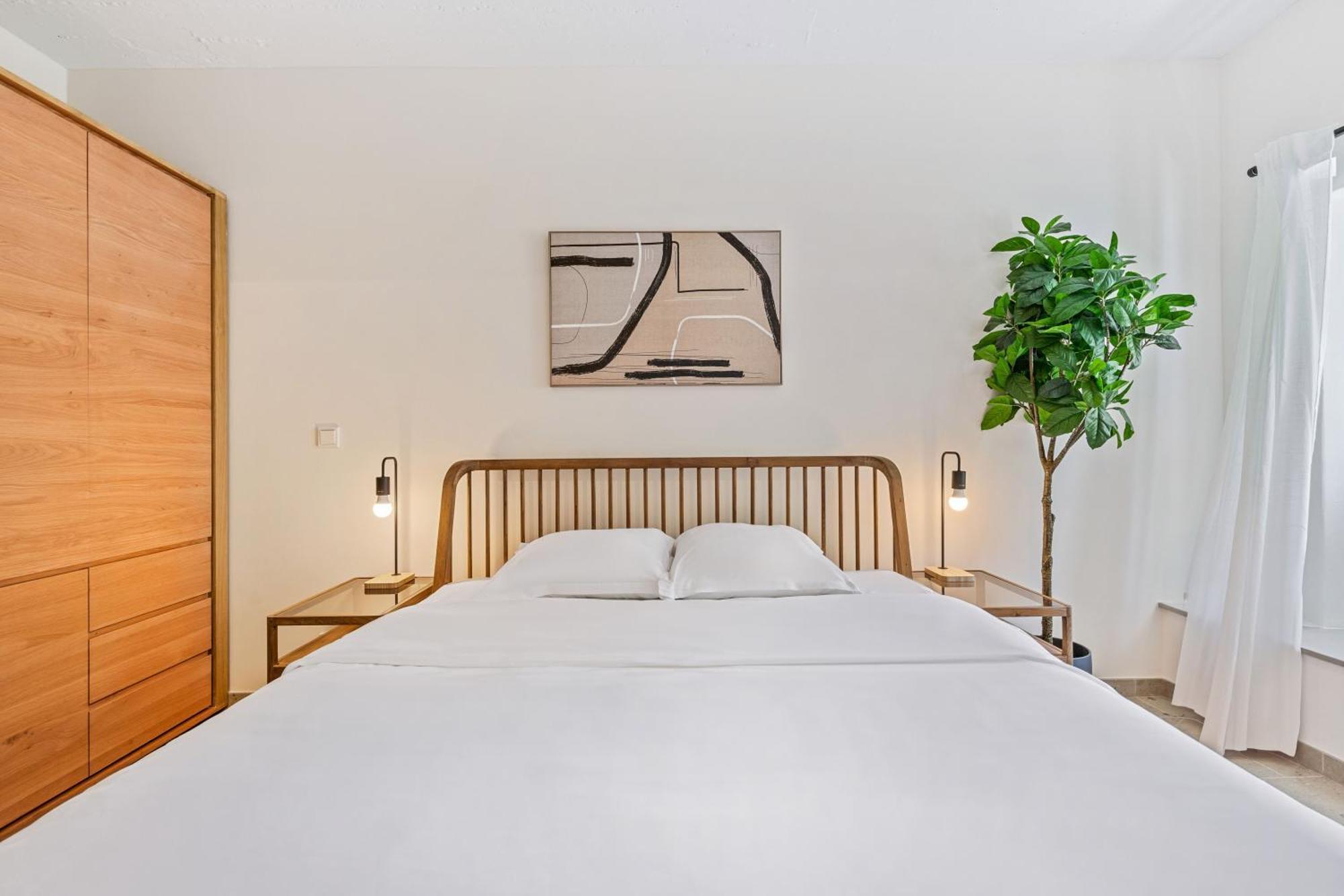 Modern In Clausen With Wifi, Kitchen & Workspace