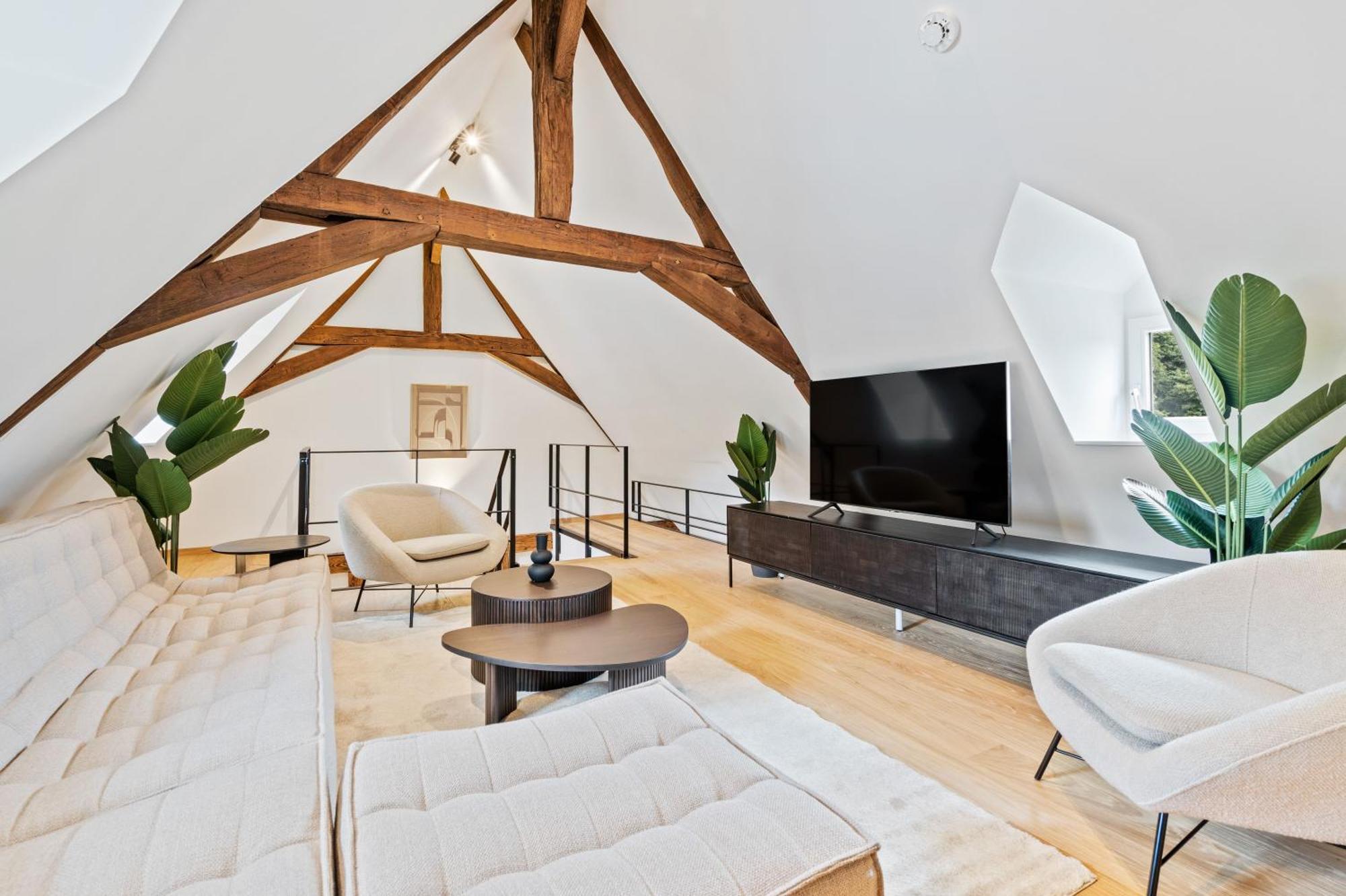 Modern In Clausen With Wifi, Kitchen & Workspace *