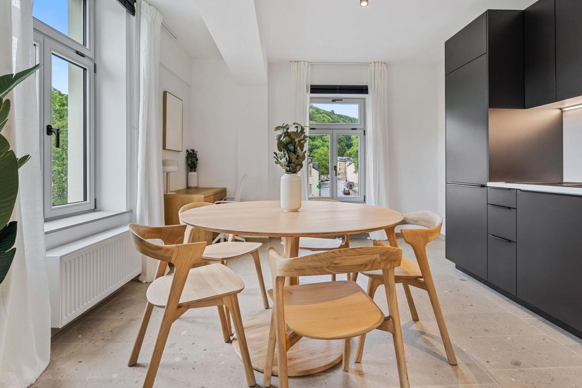 Modern In Clausen With Wifi, Kitchen & Workspace Appartement